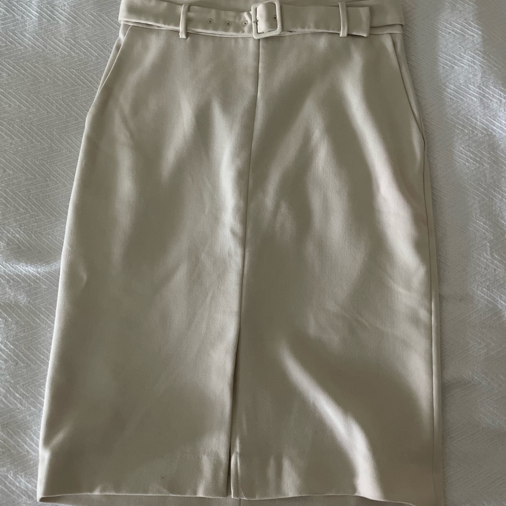 Gorgeous Ann Taylor belted cream pencil skirt size 6. With Pockets!